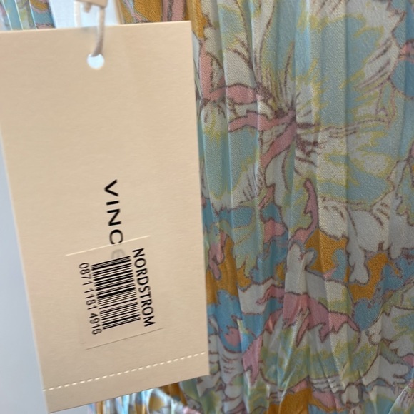 New Lotus Print Pleated Slipdress
VINCE - Picture 6 of 7